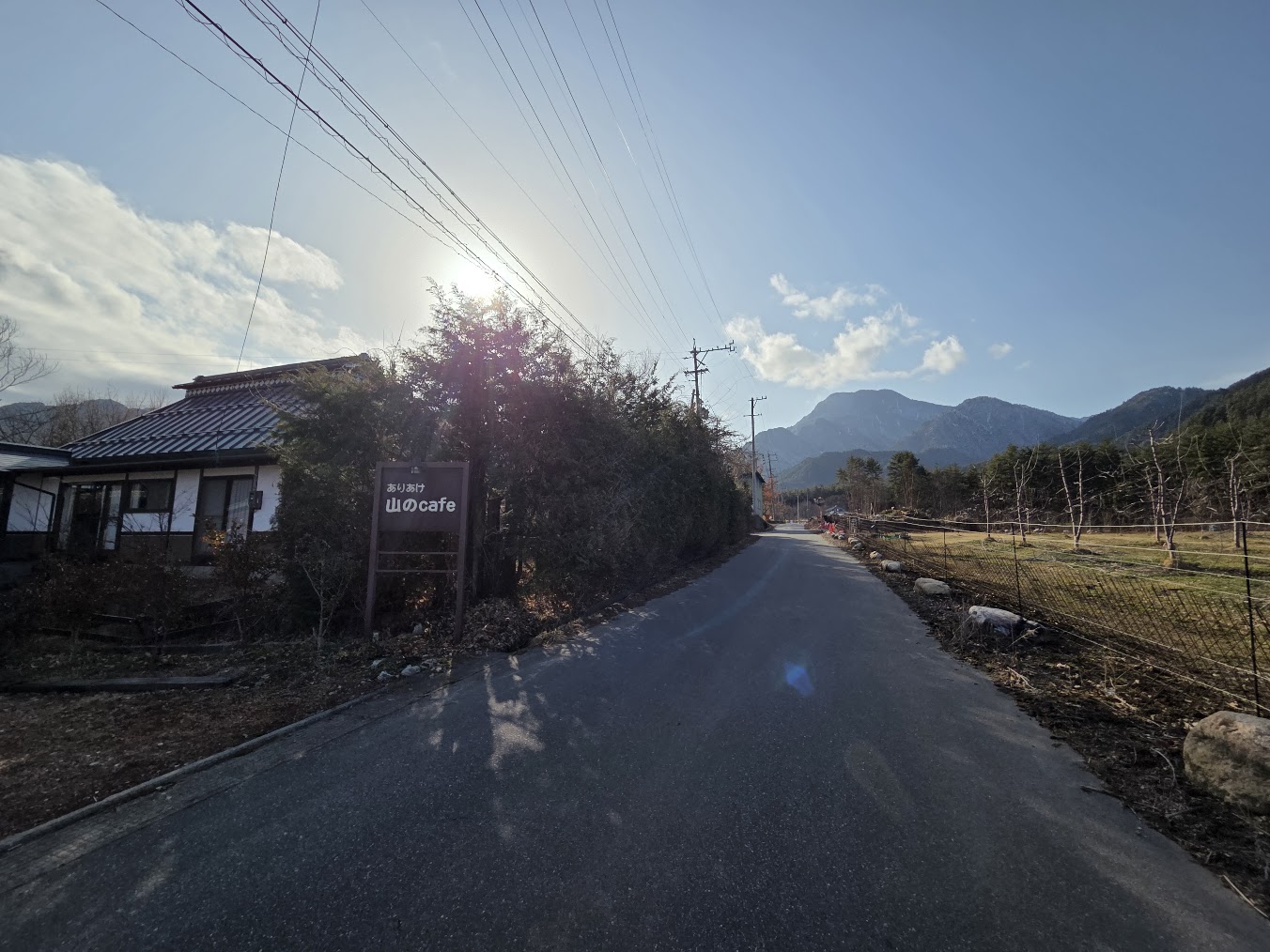 有明山を望み、北側には農園が広がっています